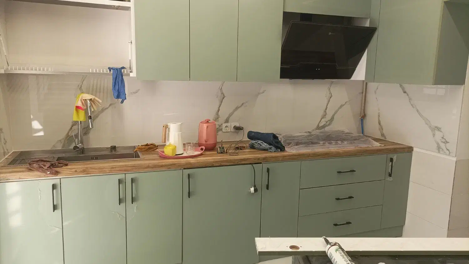 نصب انواع سرامیک،و پرسلان با چسب|خدمات پیشه و مهارت|دوگنبدان, |دیوار