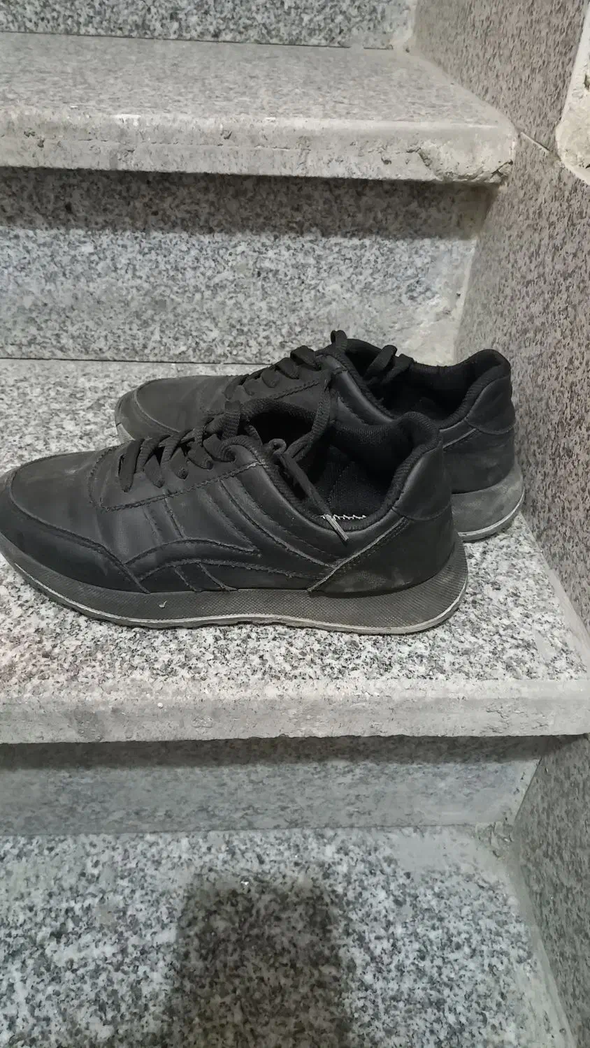 دوتاکفش یکی نیم بوت یکی کتونی|کیف، کفش، کمربند|گرگان, |دیوار