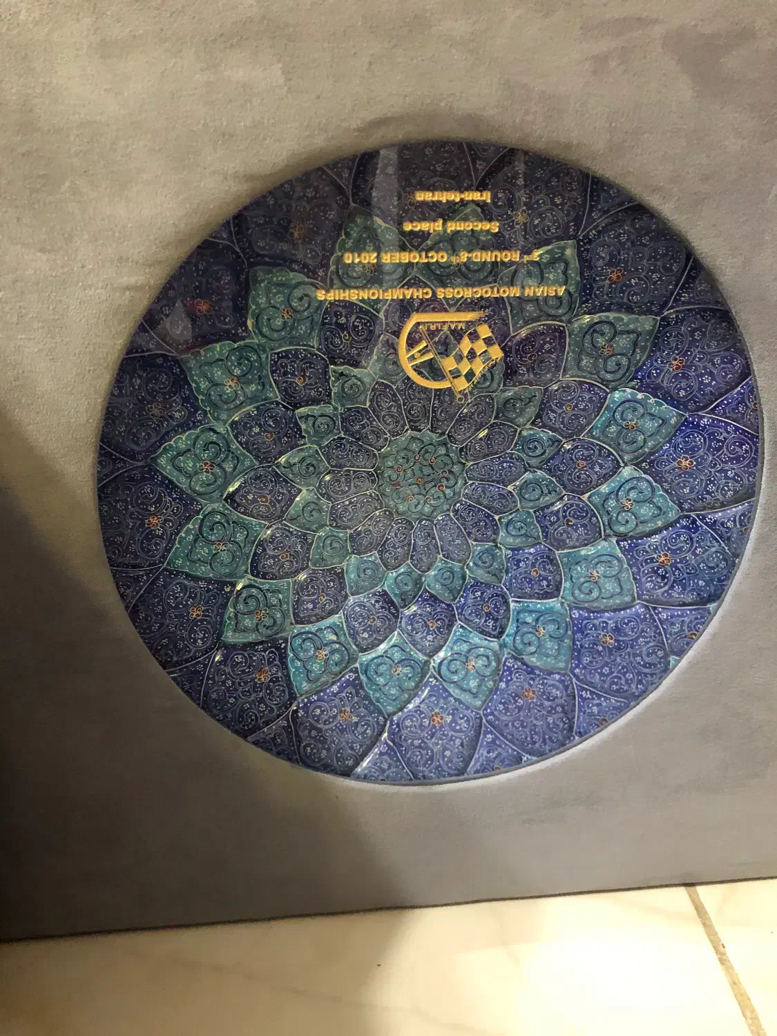 بشقاب دیوار کوب مینا کاری شده همراه کیف|تابلو، نقاشی، عکس|شیراز, زرهی|دیوار