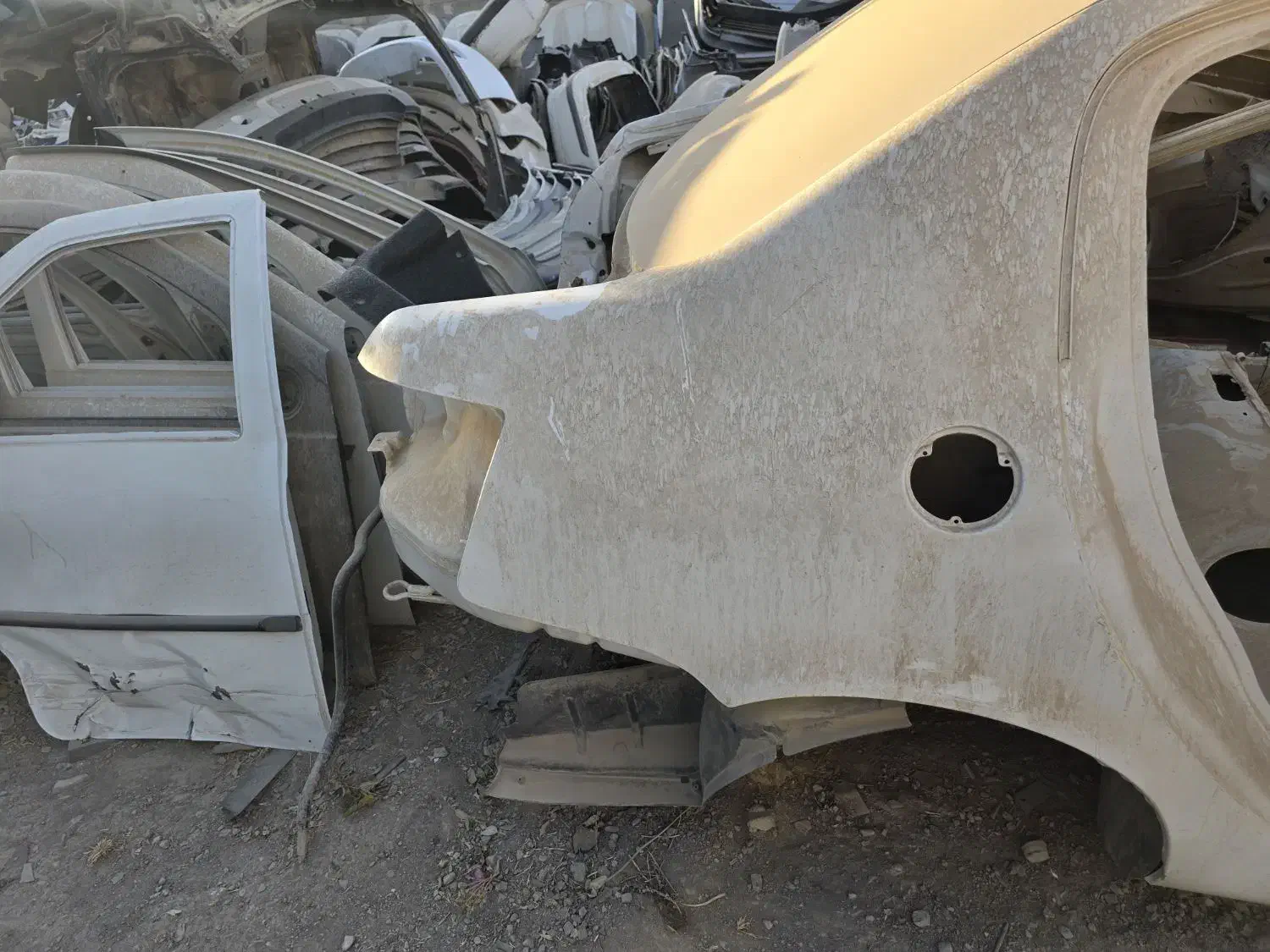 گلگیر عقب رانا سفید فابریک سالم سمت راست|قطعات یدکی و لوازم جانبی|تهران, صادقیه|دیوار