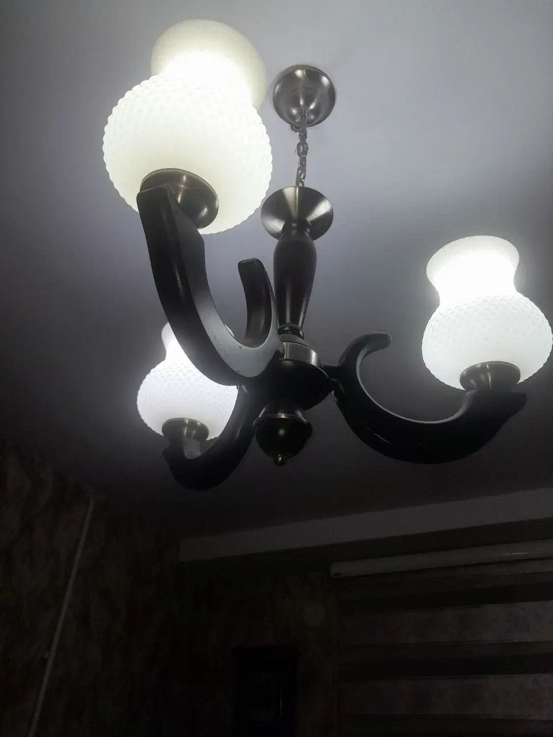 لوستر چوبی سالم سه شاخه|لوستر و چراغ آویز|کرج, شاهین‌ویلا|دیوار