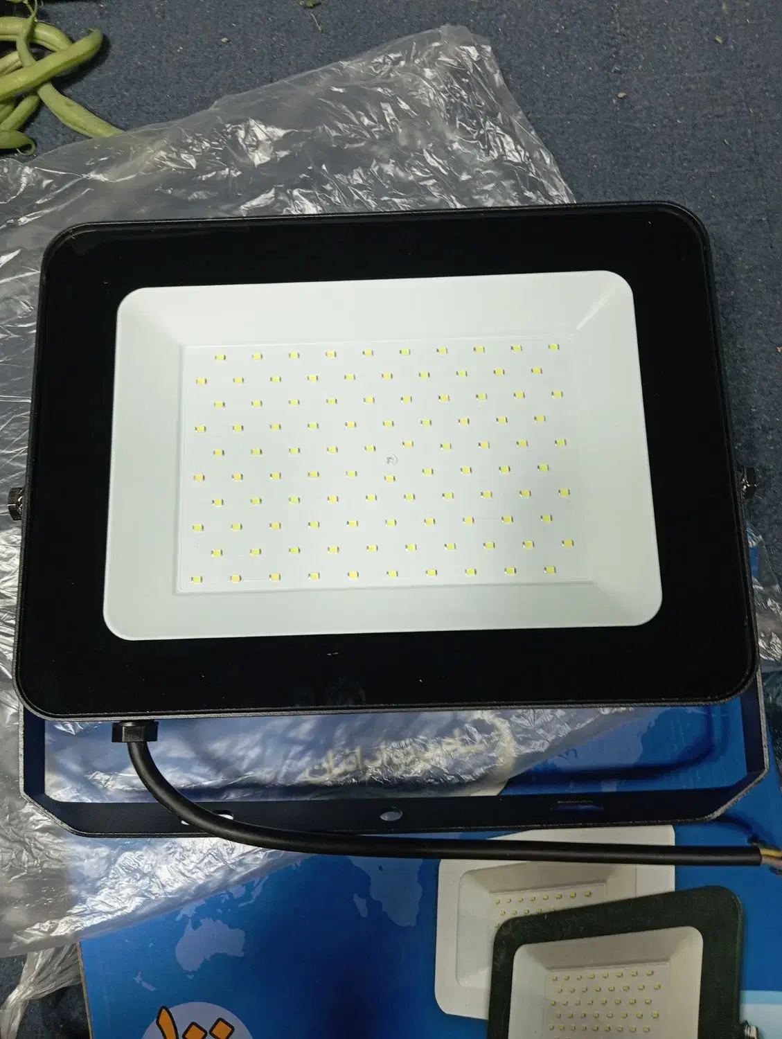 پروژکتور 100 وات|لامپ و چراغ|ری, شهید غیوری (ابن باویه)|دیوار