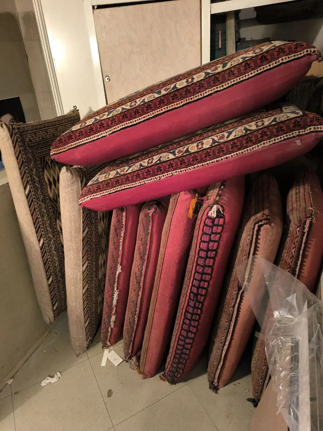 پشتی دست باف|پشتی|تربت‌حیدریه, فرمانداری|دیوار