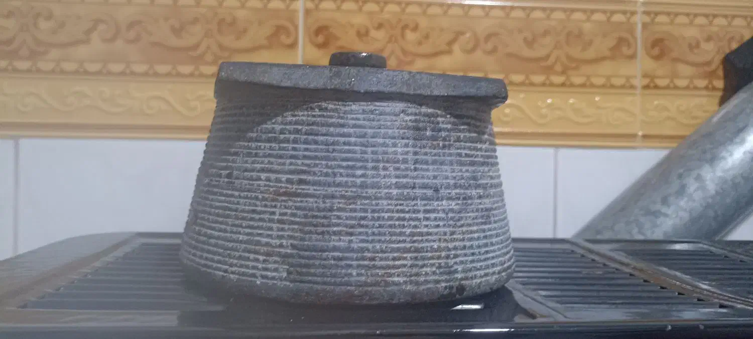 قابلمه سنگی قدیمی|ظروف پخت‌وپز|بجنورد, |دیوار