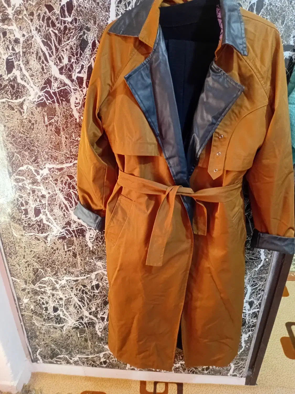 پالتو وبارانی|لباس|کبودرآهنگ, |دیوار