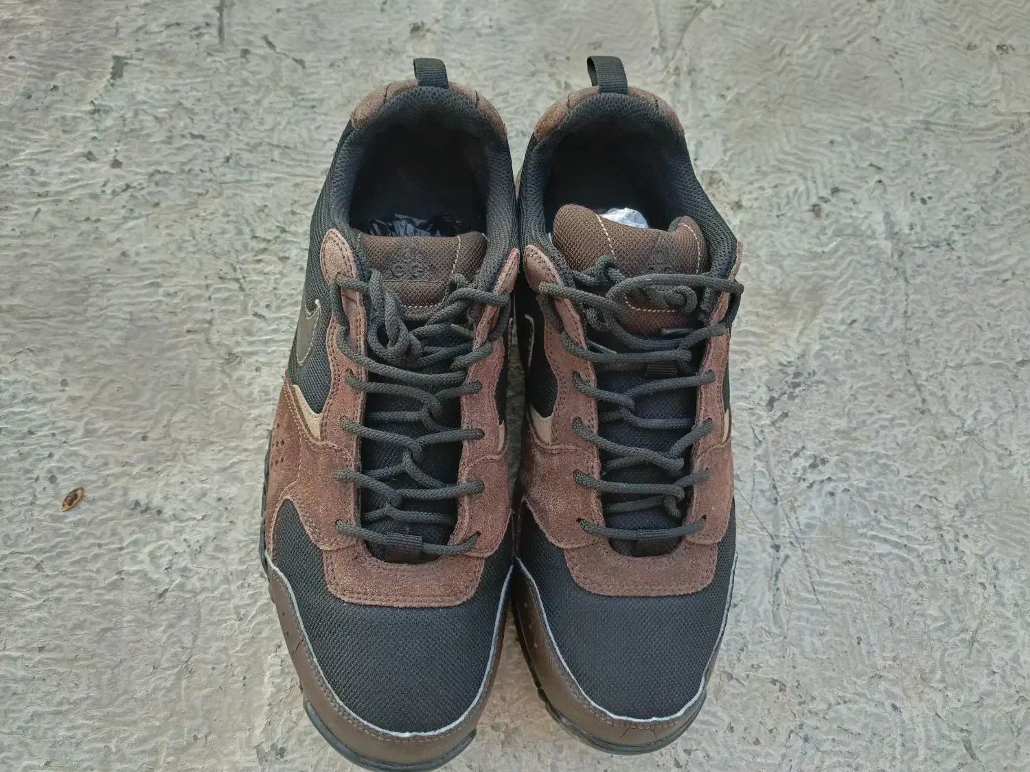 کفش|کیف، کفش، کمربند|رباط‌کریم, کیکاور|دیوار