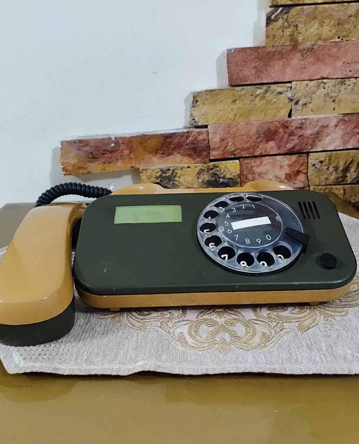 تلفن قدیمی|کلکسیون اشیاء عتیقه|تهران, نیروی هوایی (پیروزی)|دیوار