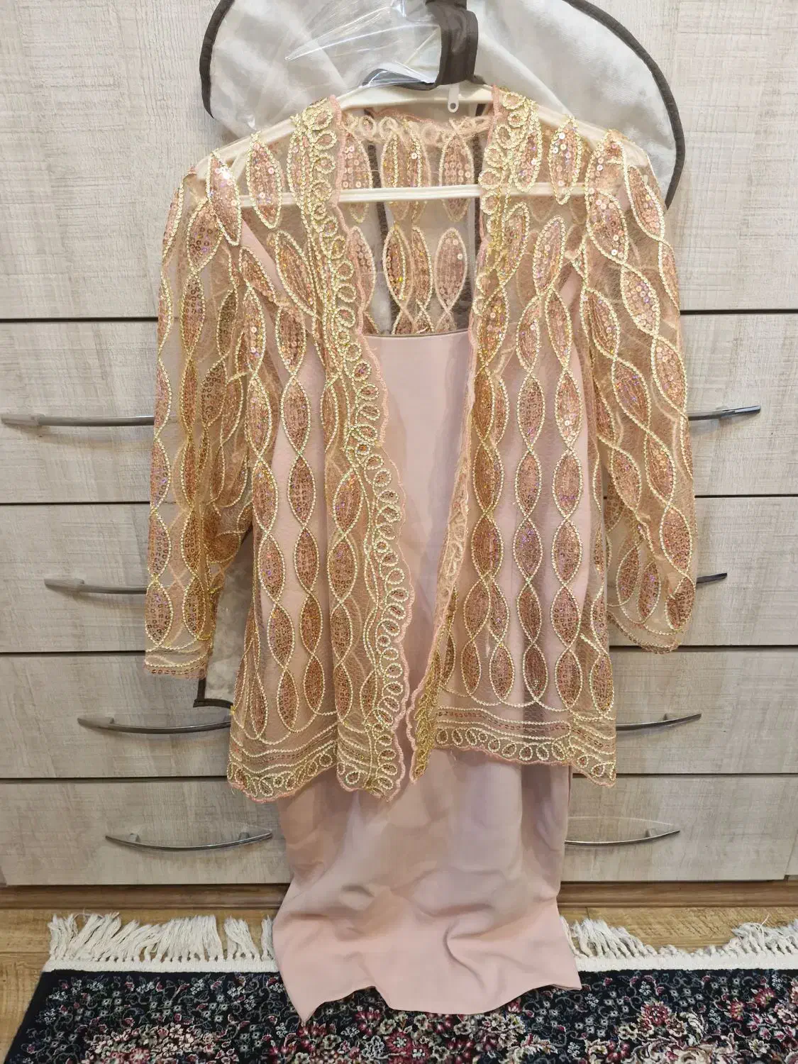 پیراهن|لباس|مشهد, کارمندان دوم|دیوار