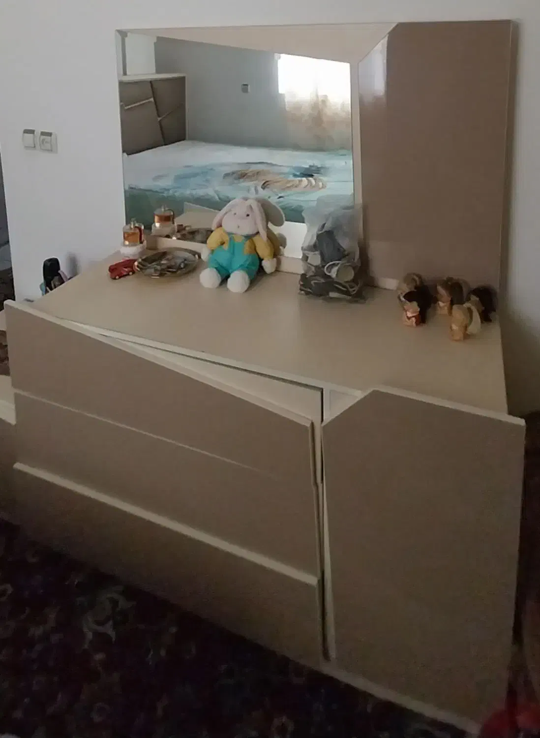 یک کمد با یک سه کشویی بغلش کمد هم دارد|جاکفشی، کمد، دراور|بابل, |دیوار