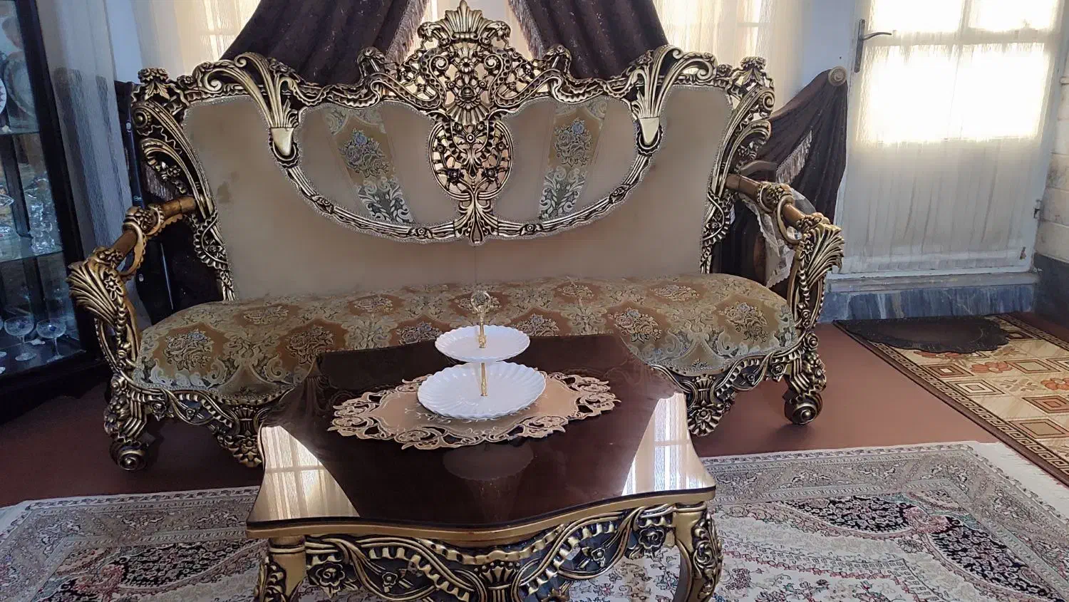 مبل سلطنتی فاخر بامیز ومیزناهارخوری|مبلمان خانگی و میز عسلی|قم, بنیاد|دیوار