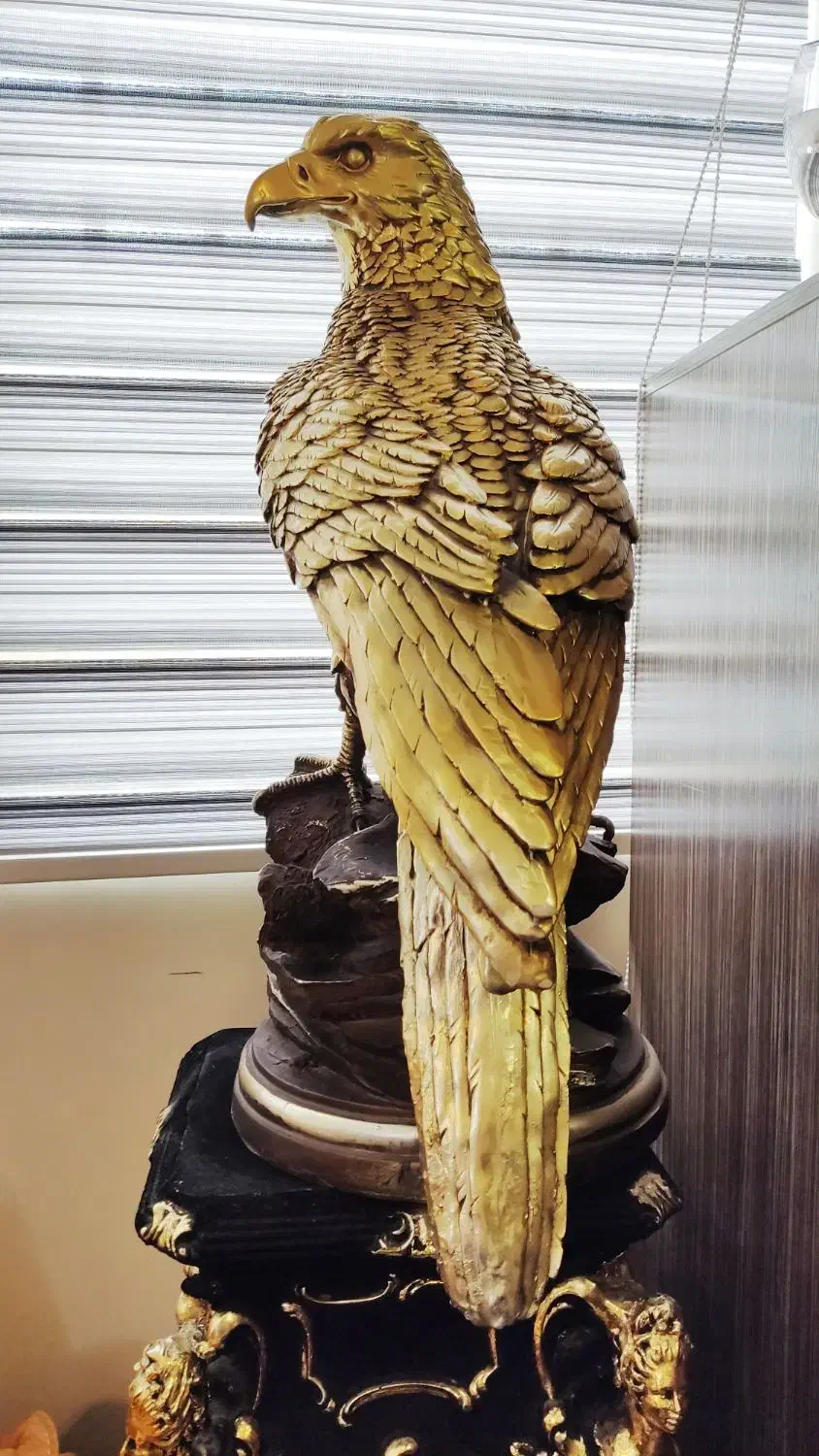 پایه بهمراه عقاب طلایی و میز کنار سالنی|مجسمه، تندیس، ماکت|تهران, باغ فیض|دیوار