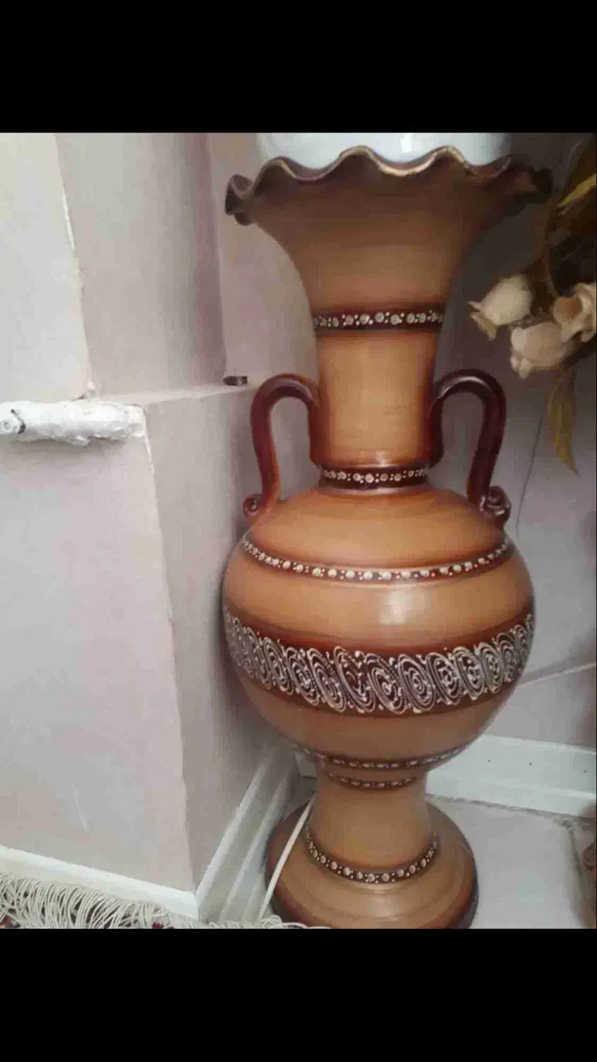 گل میز و گلدان بزرگ|مبلمان خانگی و میز عسلی|صدرا-فارس, فاز ۱|دیوار