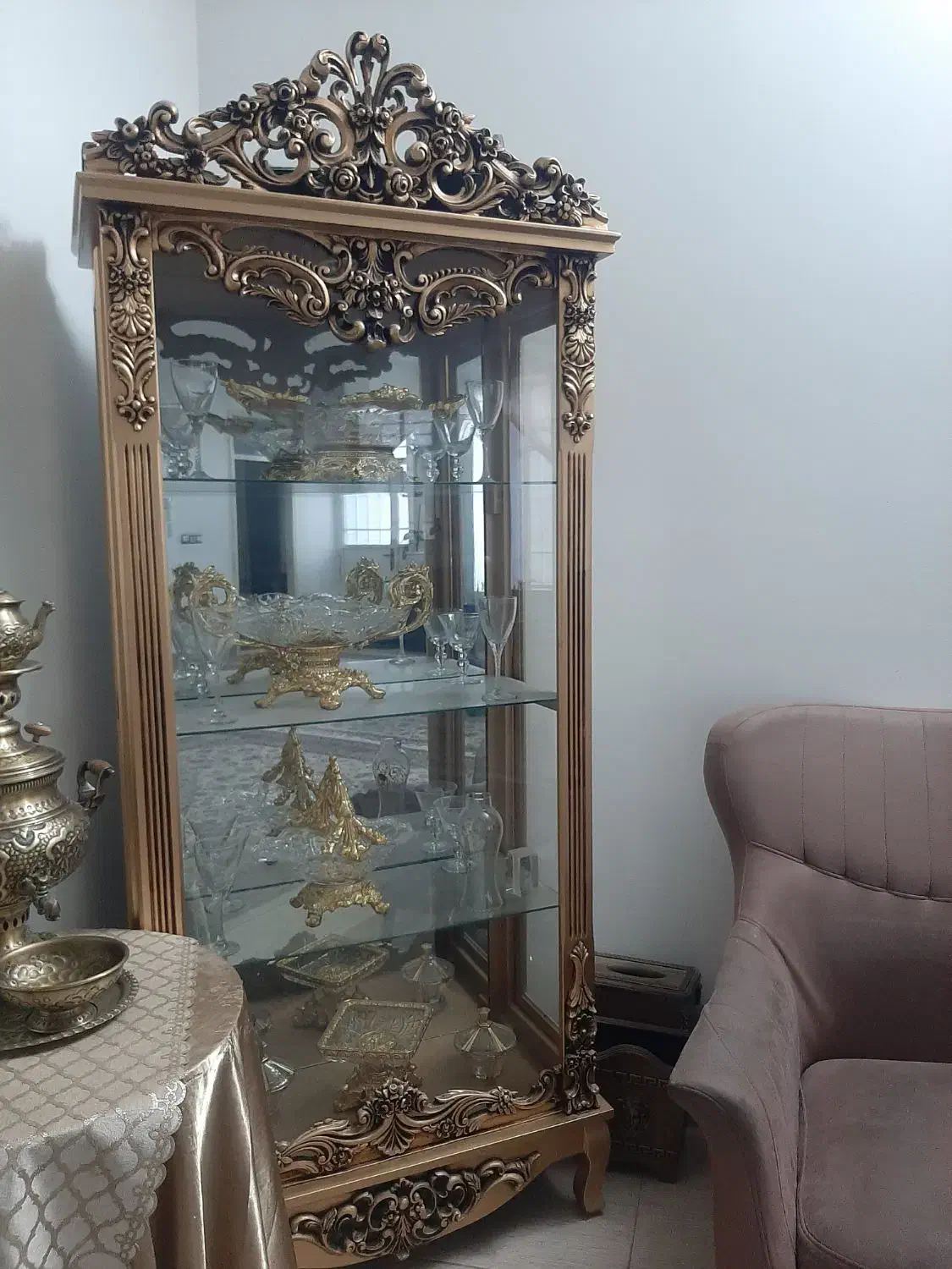 بوفه با وسایل داخل آن|بوفه، ویترین، کنسول|تربت جام, شهید نصرالهی|دیوار