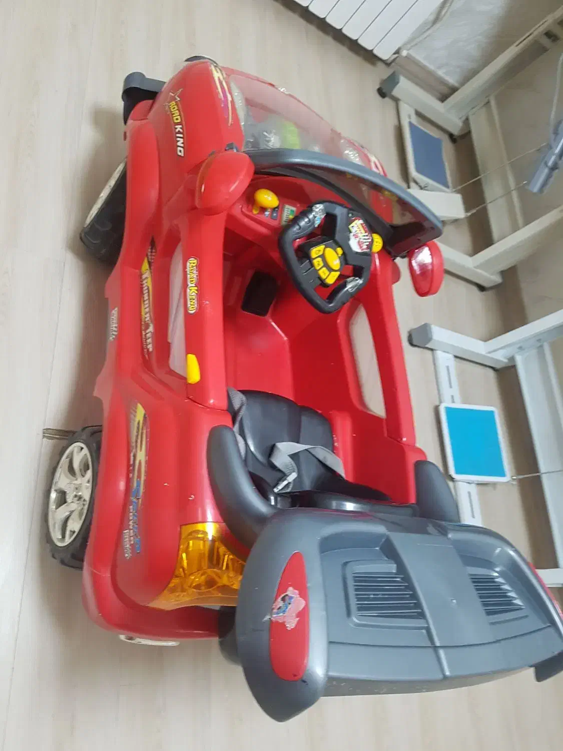 ماشین شارژی دوموتوره در حد نو تمیز و شیک|اسباببازی بچه|تبریز, |دیوار