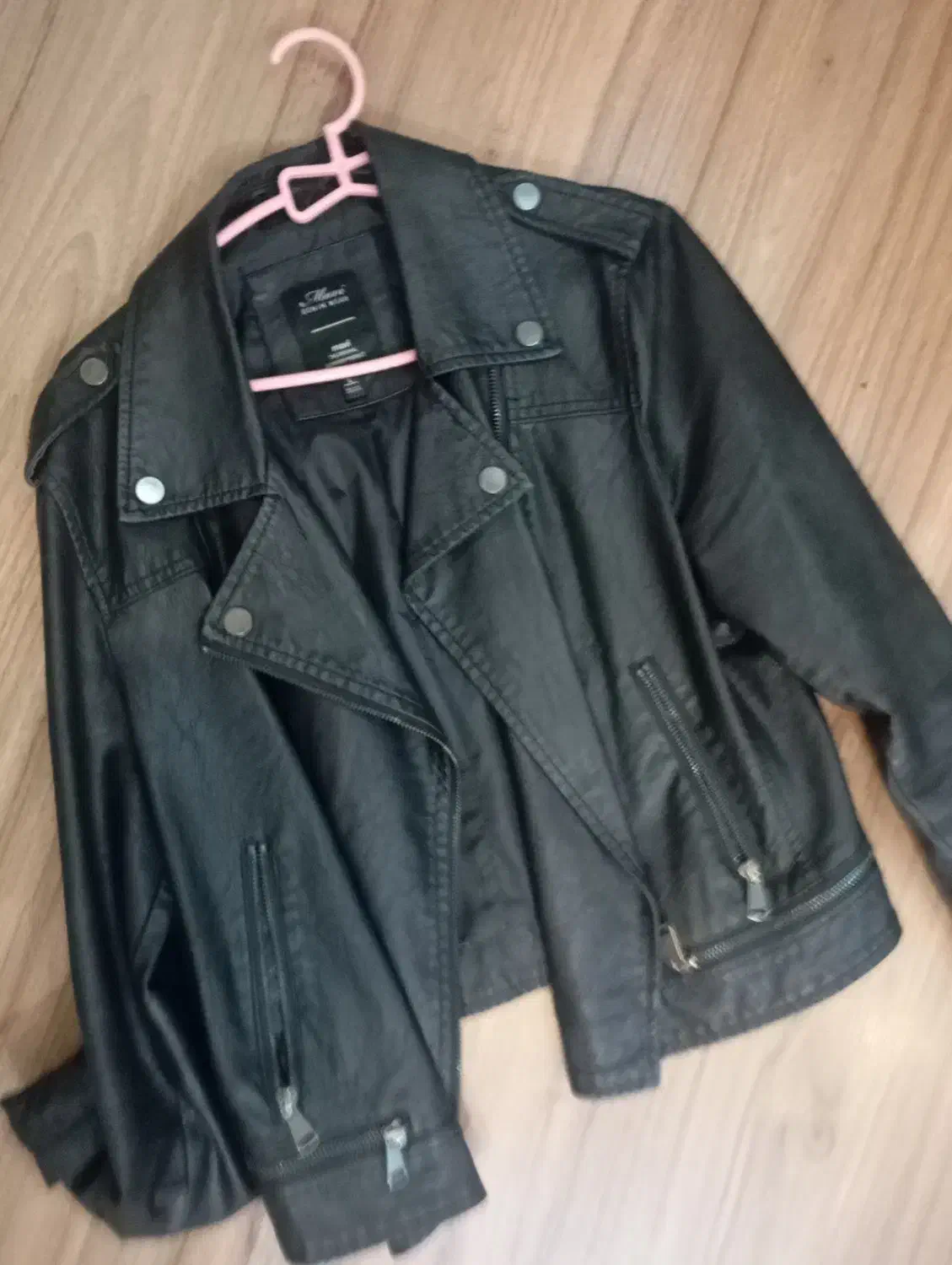 کت چرم|لباس|رشت, شهریاران|دیوار