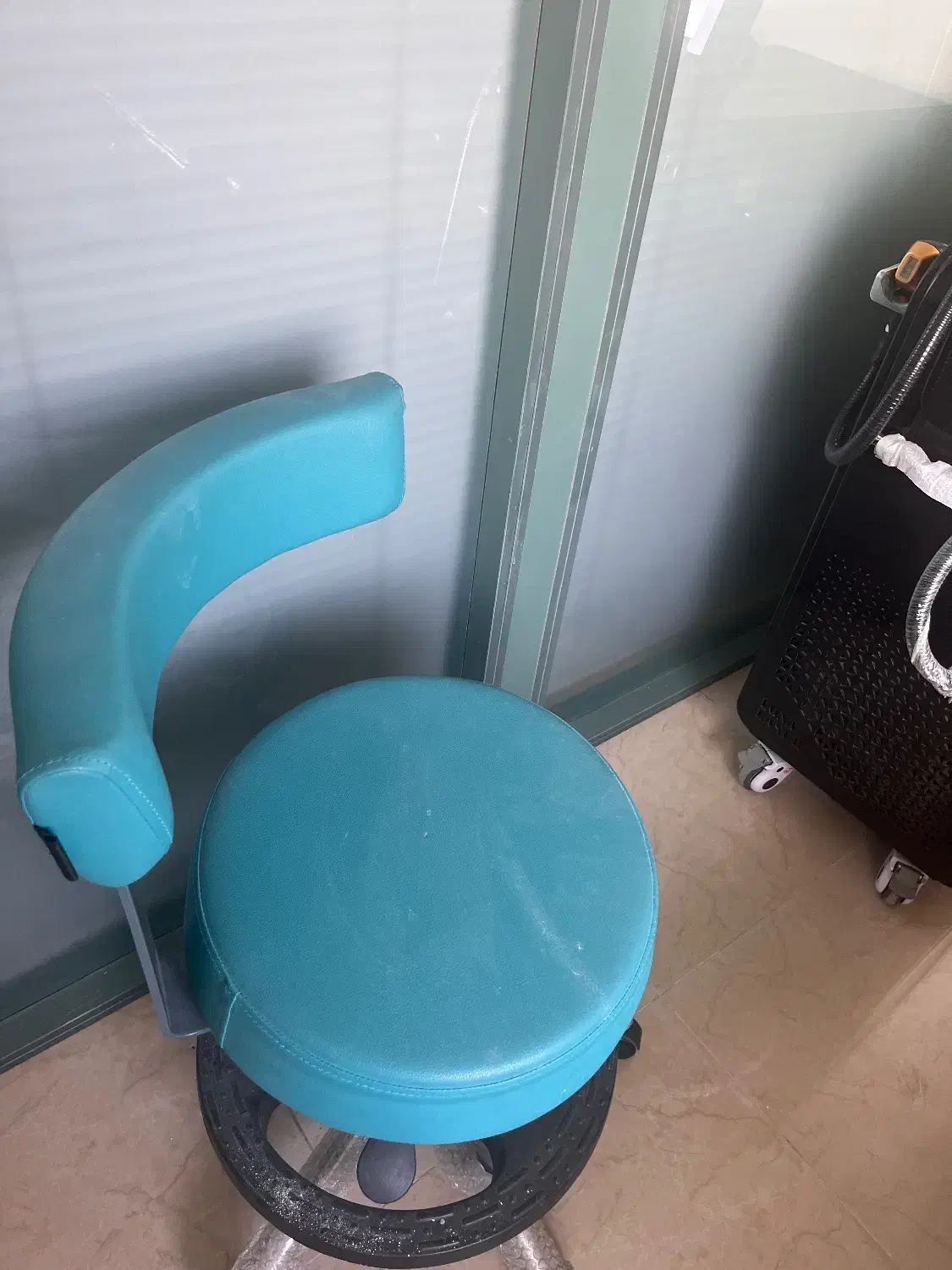 صندلی کار زیبایی و لاین میکاپ/فیشال|آرایشگاه و سالنهای زیبایی|بابل, |دیوار