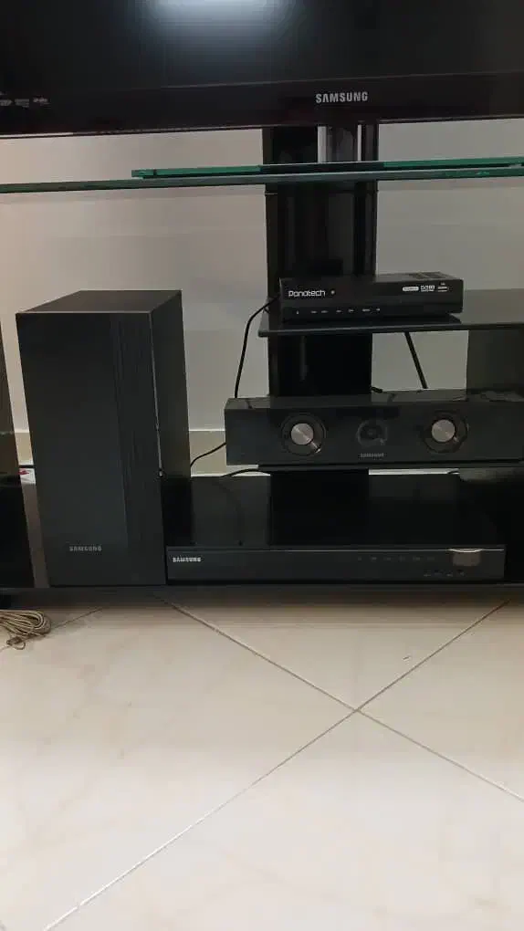 میز تلویزیون بهمراه دستگاه پخش و بلندگو|سیستم صوتی خانگی|ری, شهرری|دیوار