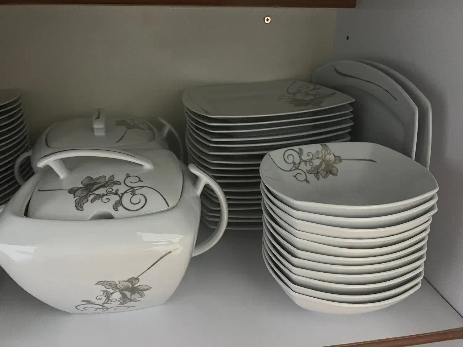 چینی مقصود ۱۸ نفره|ظروف سرو و پذیرایی|وحیدیه, |دیوار