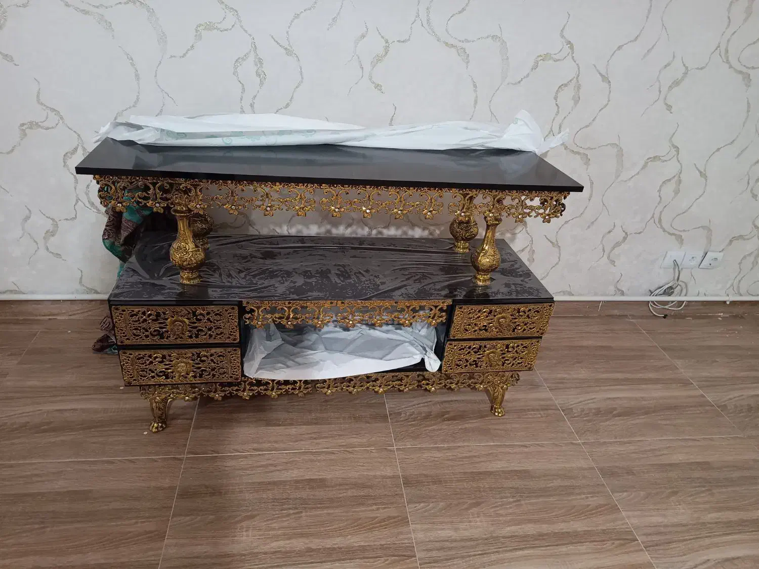 میز تلویزیون کاملا برنزی اصل.|میز تلویزیون|تبریز, |دیوار