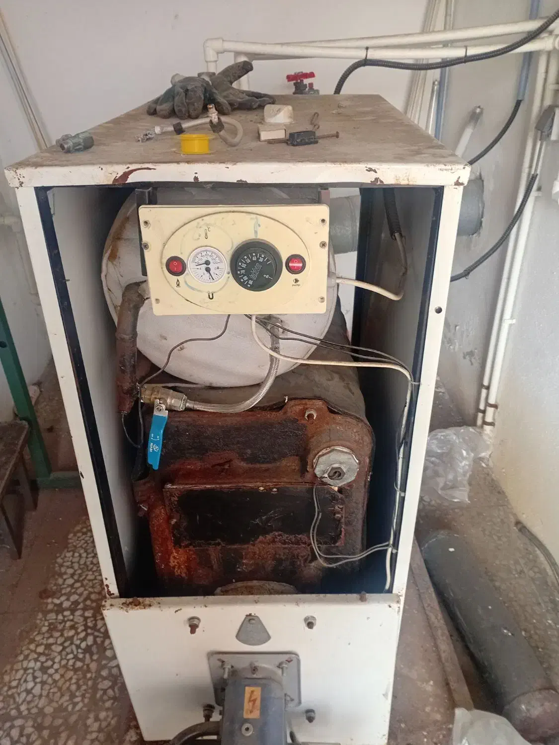 تاسیسات لوله کشی برق برقکاری|خدمات پیشه و مهارت|رشت, کاکتوس|دیوار