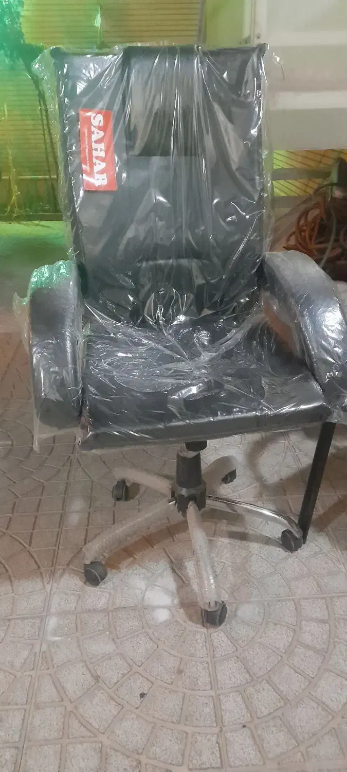 صندلی و تابلو نئون مرغ پرتئنی|فروشگاه و مغازه|تبریز, |دیوار