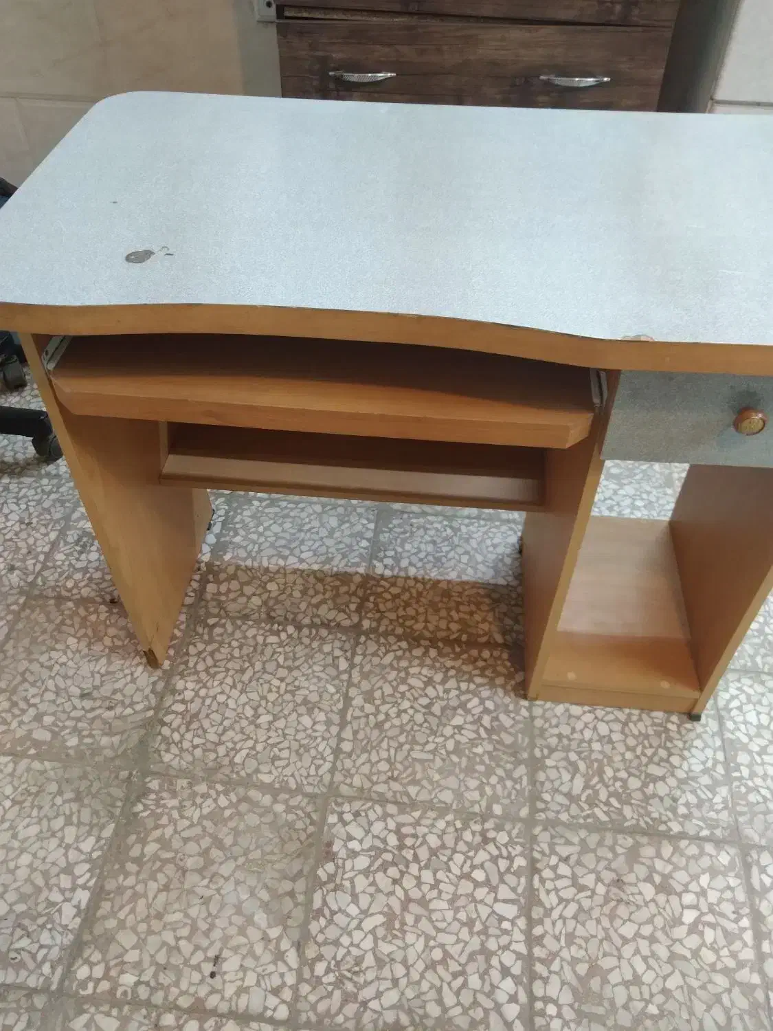 یک عدد میزکامپیوتر|میز تحریر و کامپیوتر|قم, نیروگاه|دیوار