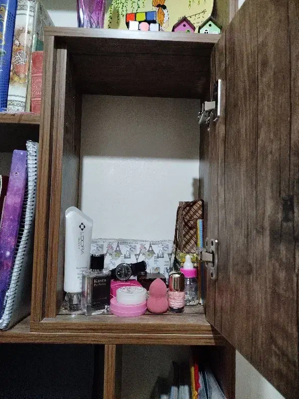میز و کتابخونه بسیار تمیز بدون ذره ای خرابی|کتابخانه، شلف، قفسه‌های دیواری|پاکدشت, پاکدشت (مامازند)|دیوار