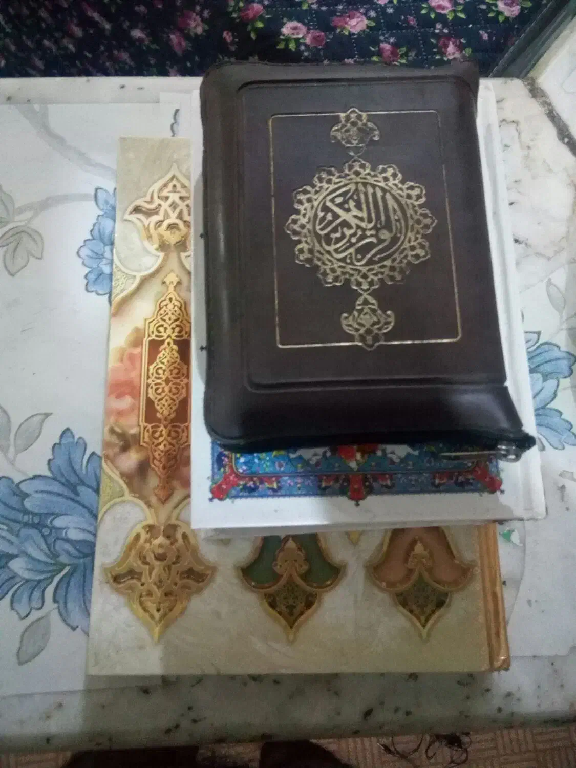قرآن و مفاتیح الجنان|کتاب و مجله مذهبی|اهواز, فاز ۲ پادادشهر|دیوار