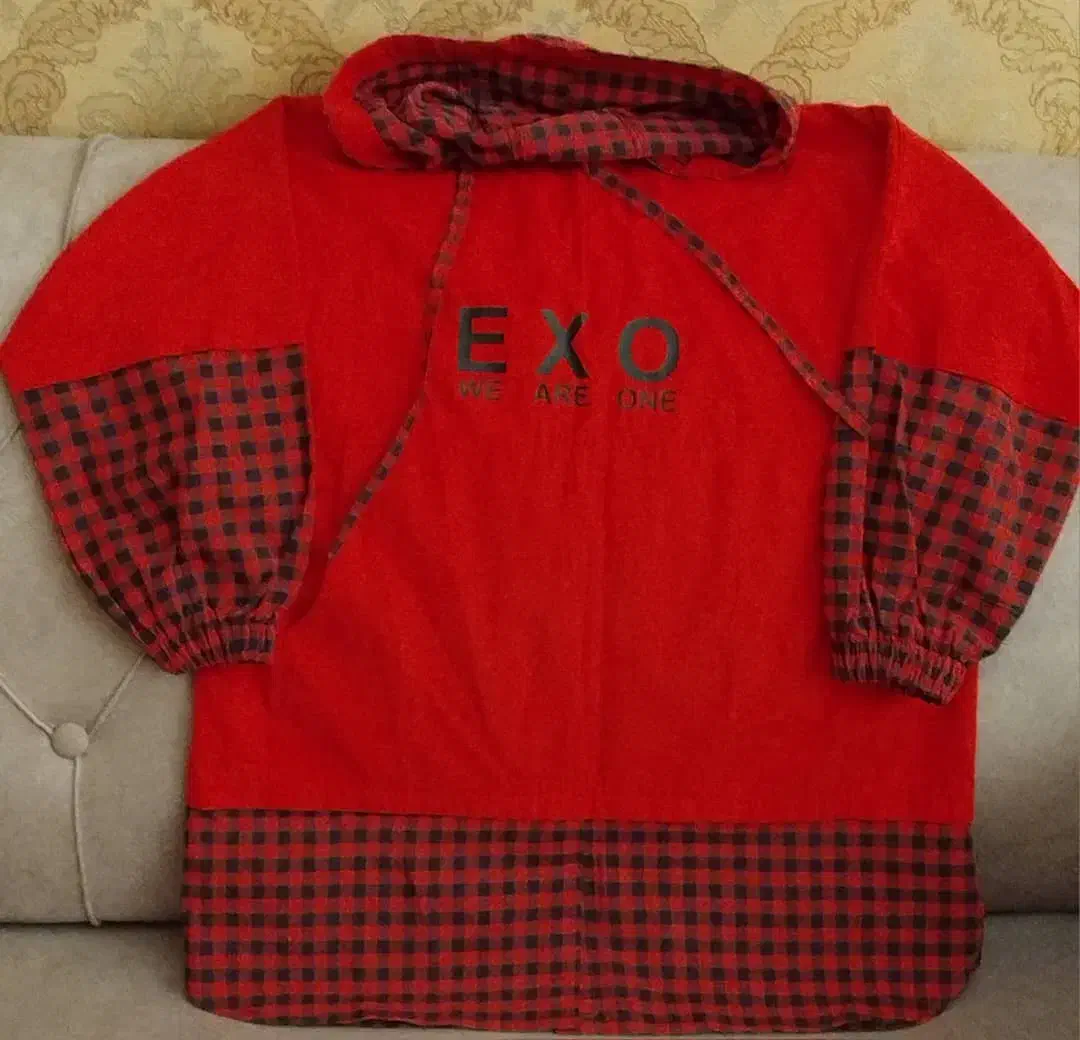 تعدادی لباس|لباس|اراک, |دیوار