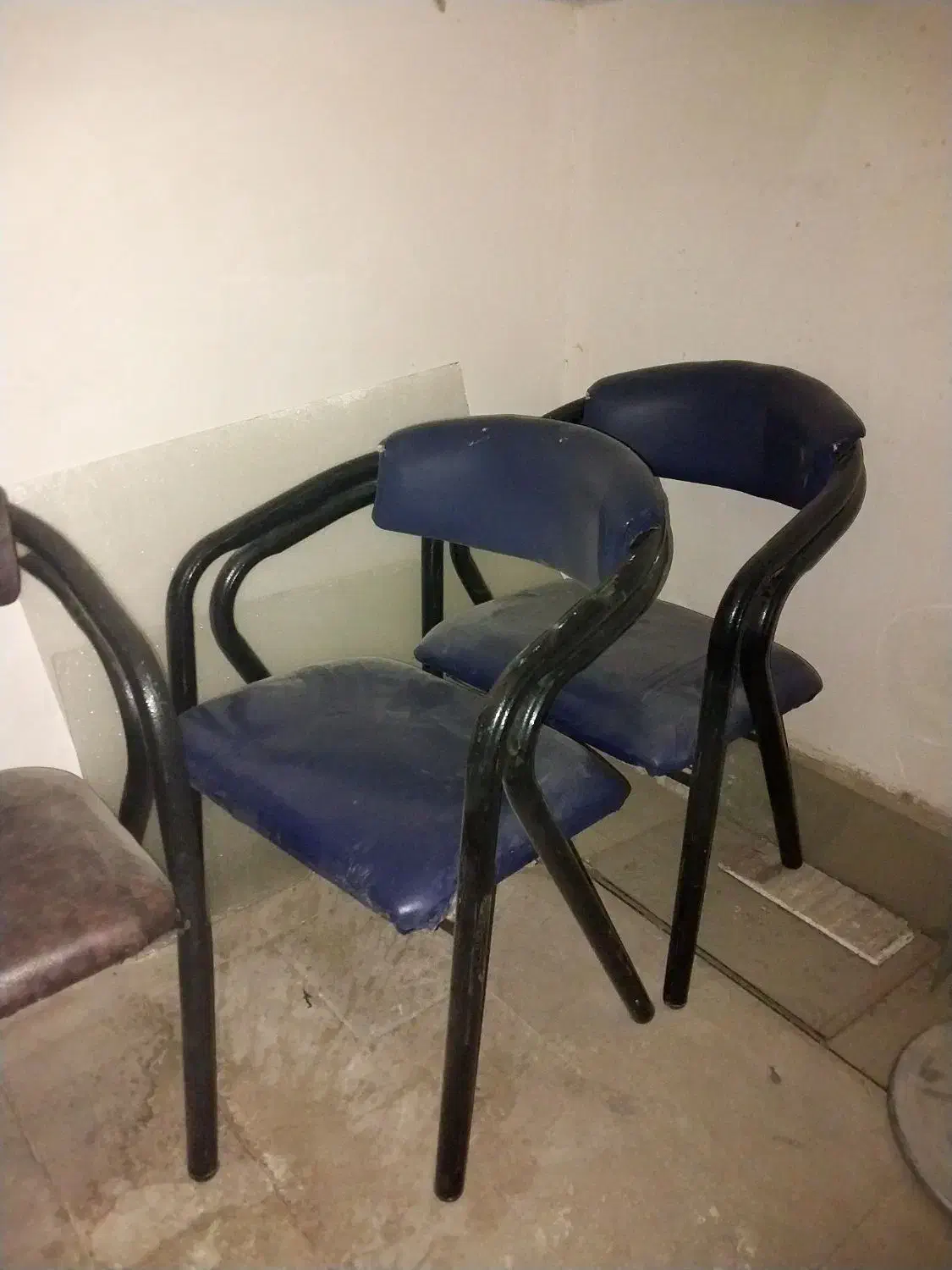 سه عدد صندلی|صندلی و نیمکت|گلبهار, شهر جدید گلبهار|دیوار