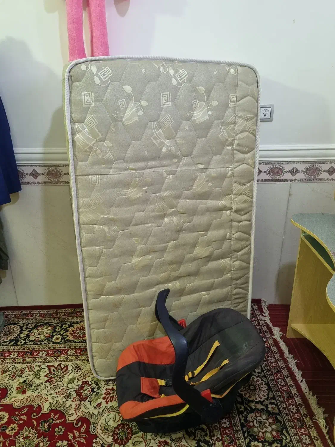 تشک نوجوان کاملا تمیز و نو و کریر نوزاد|تشک تختخواب|اهرم, |دیوار