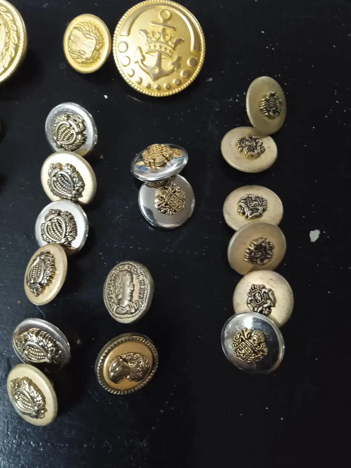 قالیچه خییلی قدیمی ـدکمه قدیمی|کلکسیون اشیاء عتیقه|قم, زینبیه|دیوار