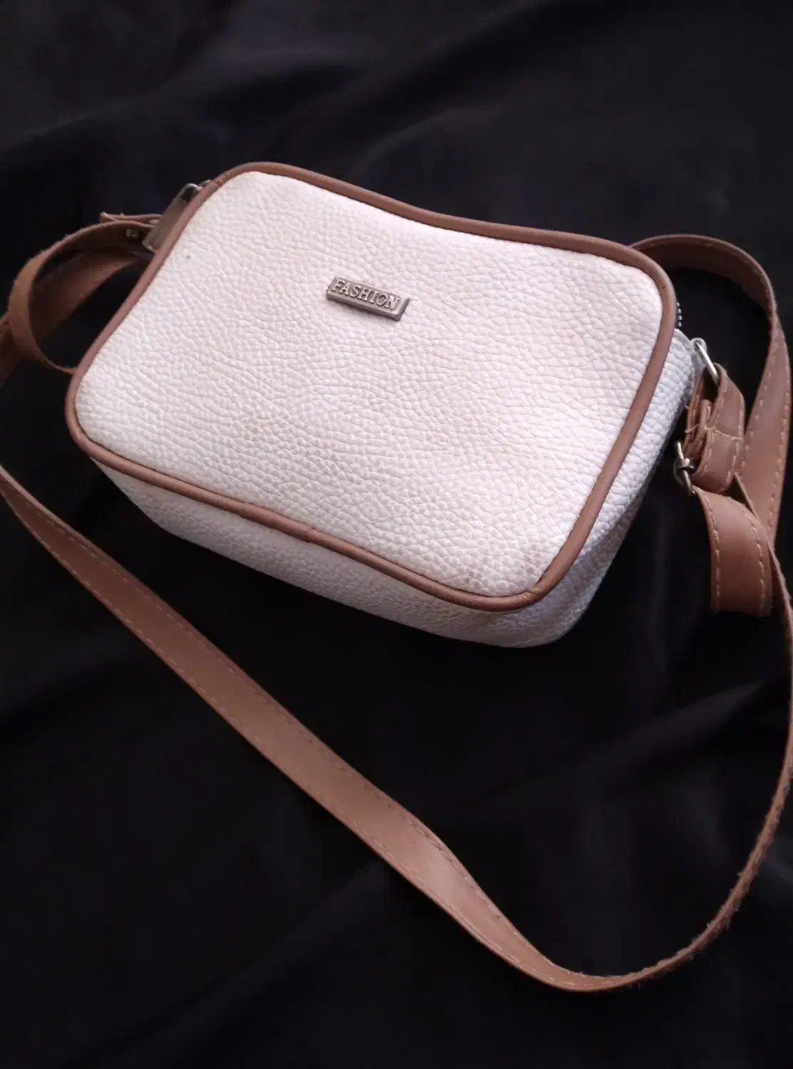 دوعدد کیف|کیف، کفش، کمربند|دورود, |دیوار