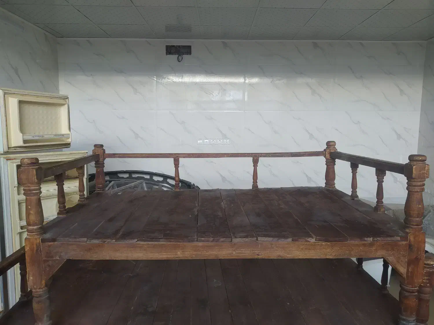 تخت سنتی قهوه خانه|مبلمان خانگی و میز عسلی|قم, کوه سفید|دیوار