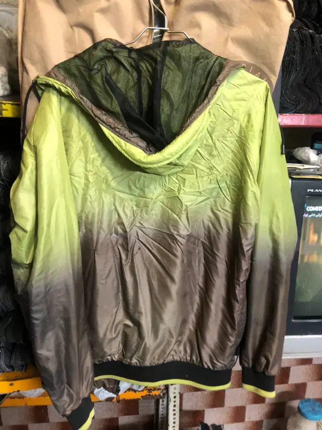 بادگیر ورزشی|لباس|شهریار, شهریار|دیوار