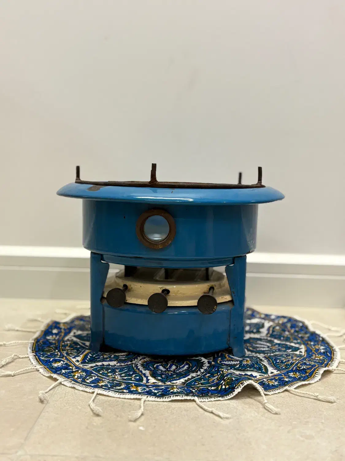 چراغ سه فیتیله عتیقه با عمر بیش از نیم قرن|کلکسیون اشیاء عتیقه|تهران, آسمان|دیوار