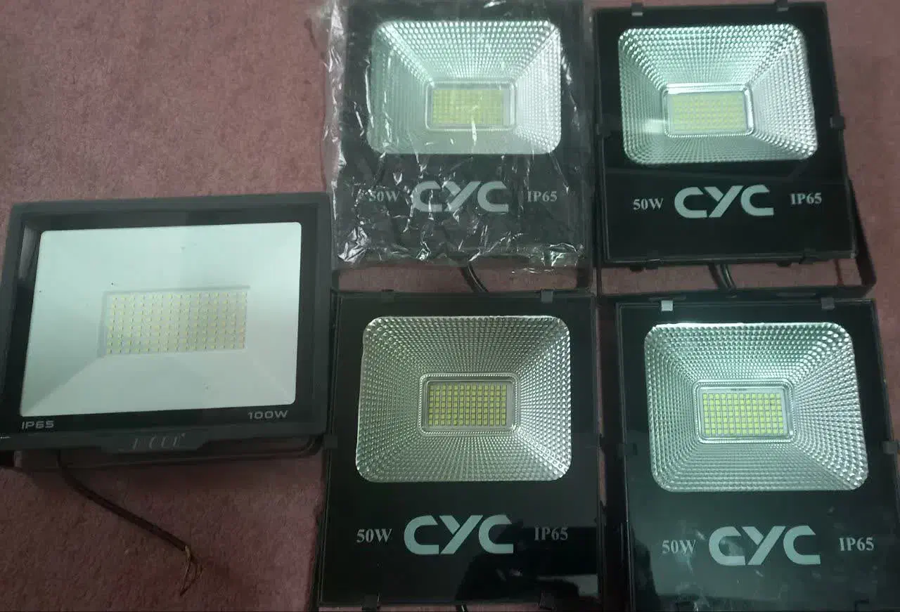 پروژکتور ۵۰ وات ۴ عدد ویک عدد ۱۰۰ وات|لامپ و چراغ|هشتگرد, فاز ۷ مهستان|دیوار