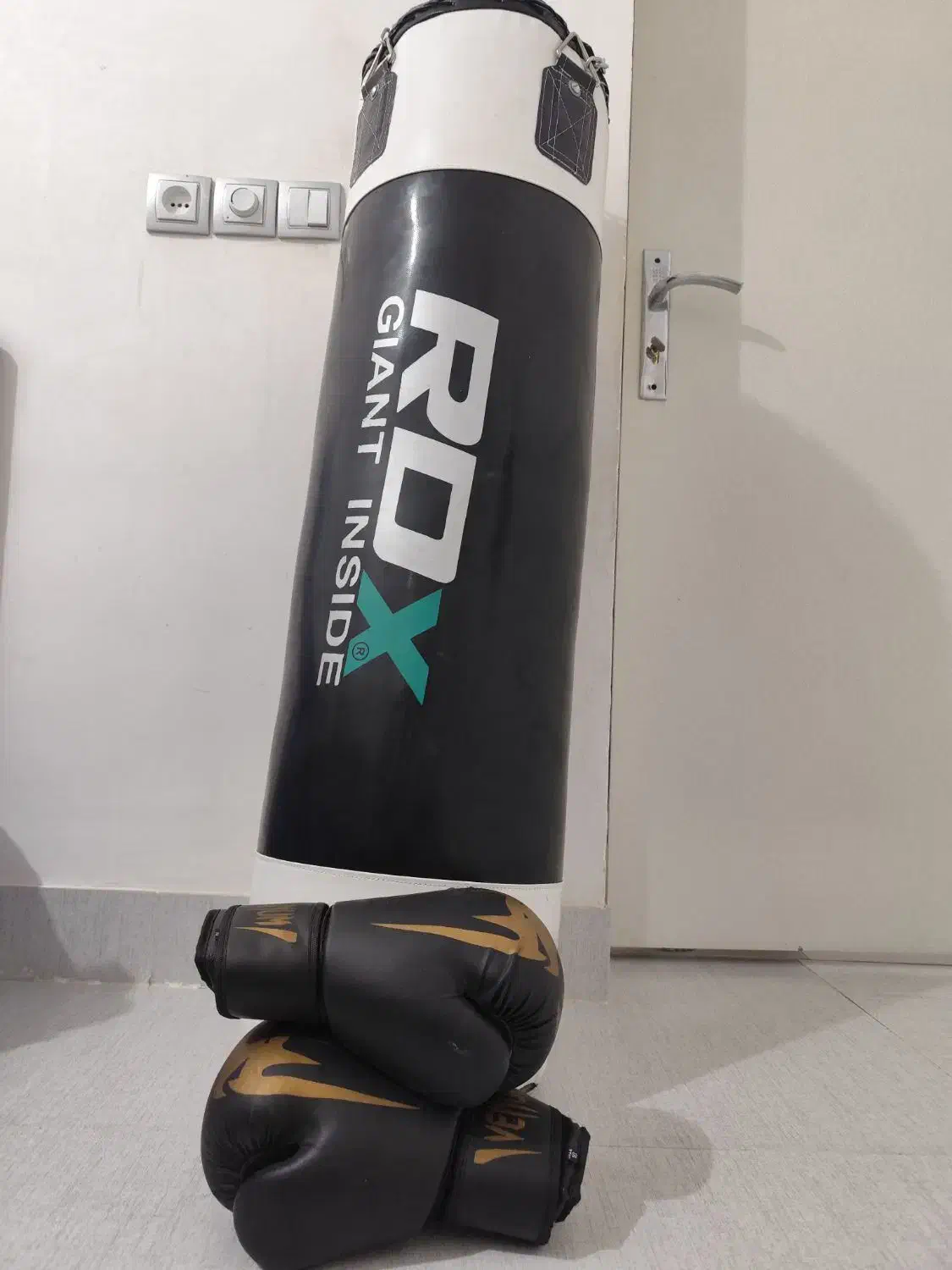 کیسه بوکس ROX و دستکش برند وِنوم|تجهیزات ورزشی|دهلران, |دیوار