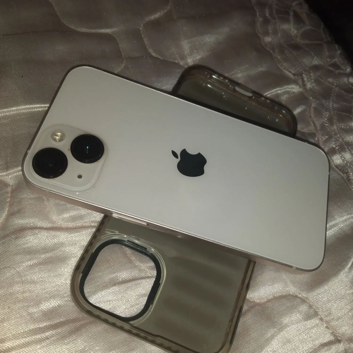iPhone 13 normal|موبایل|اصفهان, باغ دریاچه|دیوار