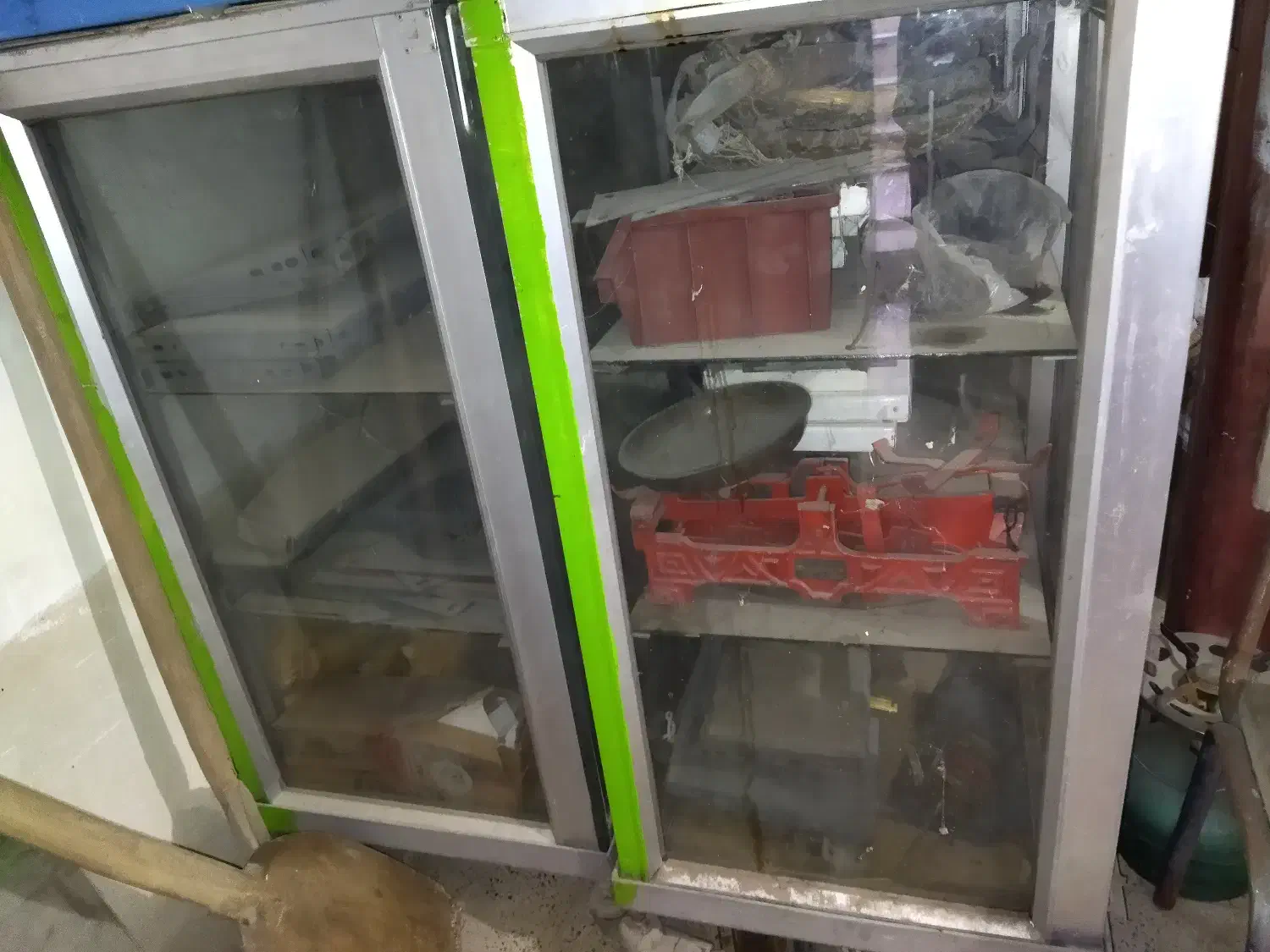 قفسه فلزی ۱۰۰ عدد  و ویترین آلومینیوم چرخدار۳عدد|فروشگاه و مغازه|زنجان, |دیوار