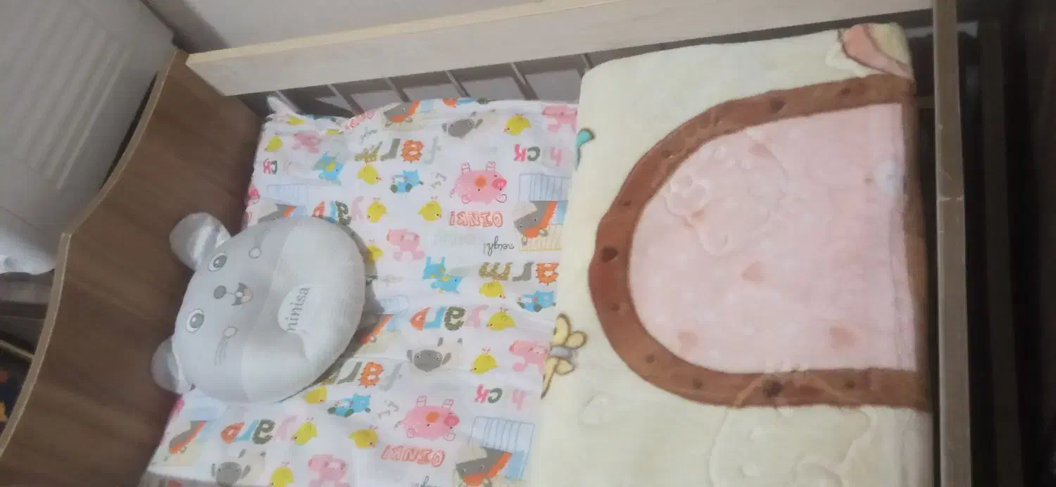 تخت کودک|تخت و صندلی بچه|شیراز, دارالرحمه|دیوار