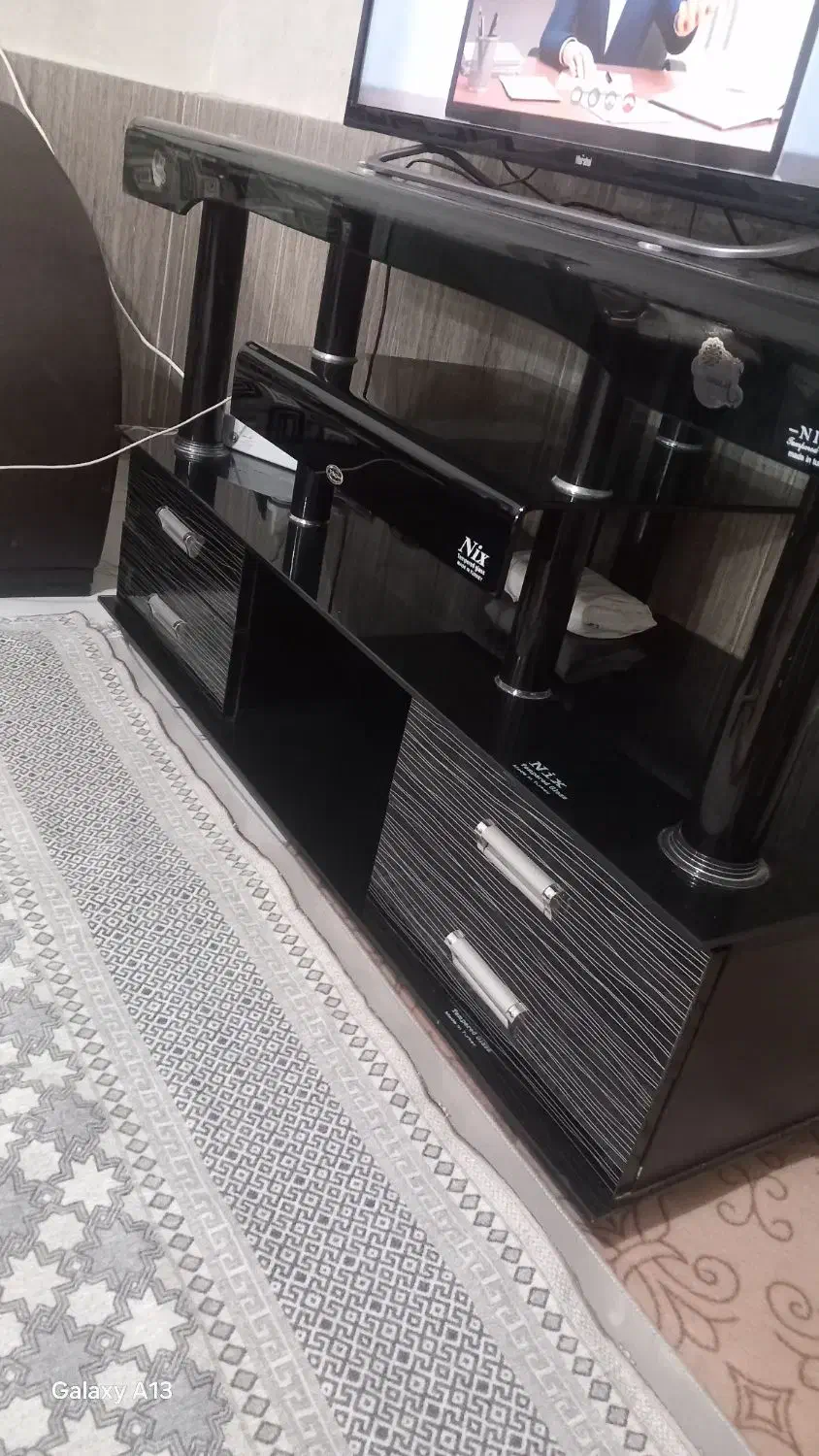 میز تلویزیون در حد نو با چهار کشو امدیف چوبی|میز تلویزیون|ارومیه, |دیوار