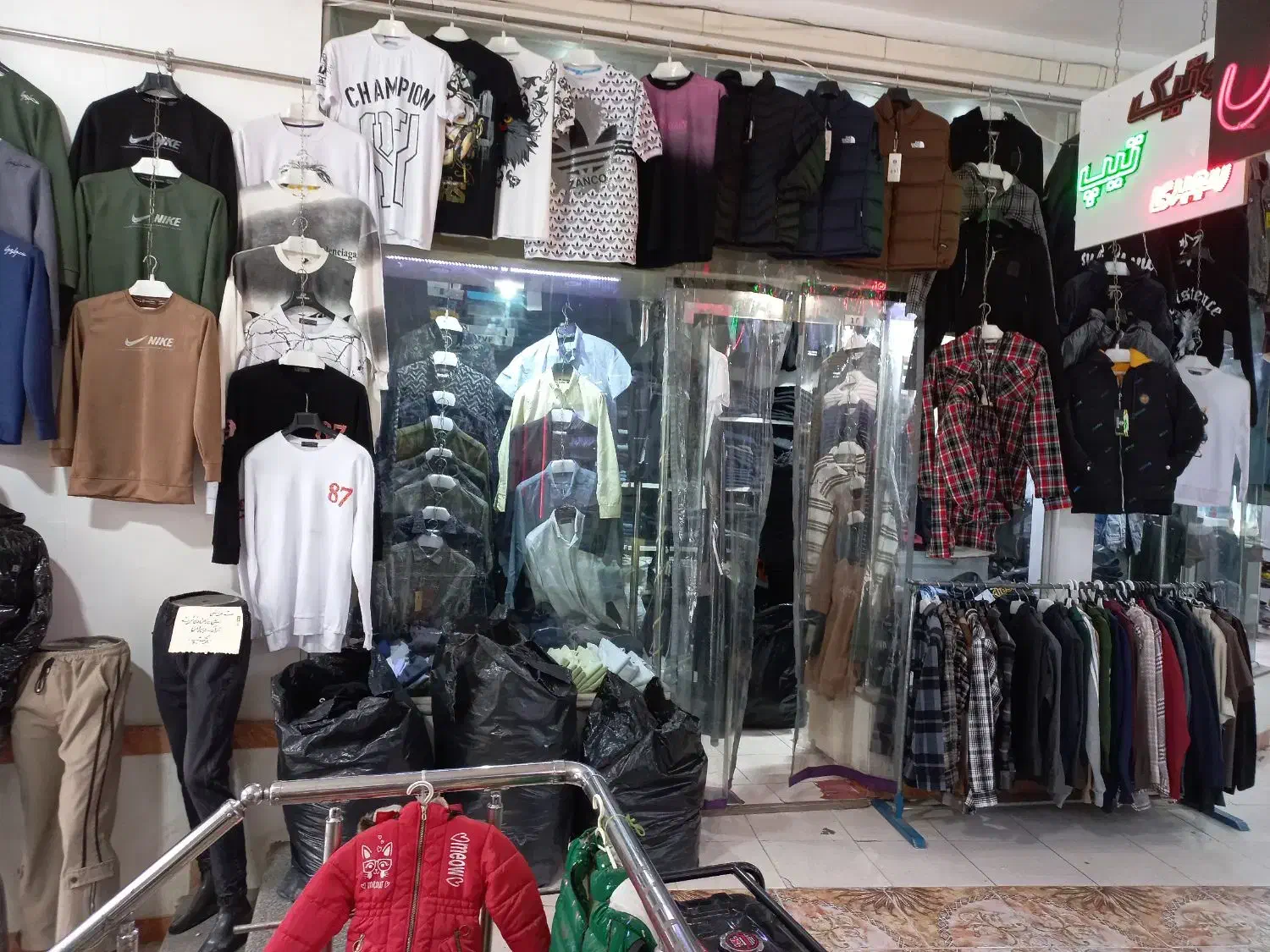 مغازه ۱۵ متری با ۷ متر بر ( ۳ نبش) پاساژ برلیان|اجارهٔ مغازه و غرفه|آذرشهر, |دیوار