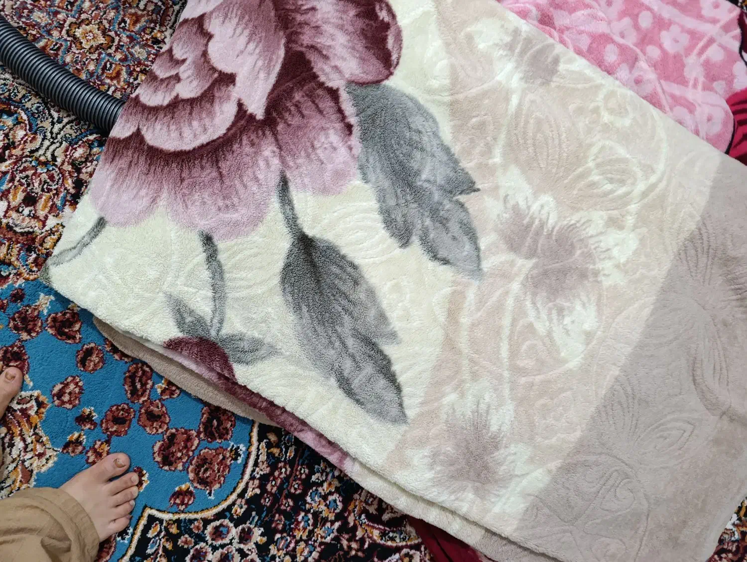 پتو گلبافت دونفره خیلی ضخیم در حد نو|رختخواب، بالش، پتو|بندر ماهشهر, |دیوار