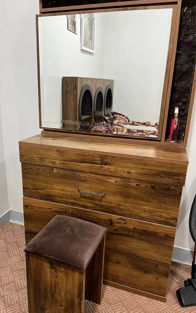 تخت وپاتختی ومیز آرایشی|تخت و سرویس خواب|دوگنبدان, |دیوار