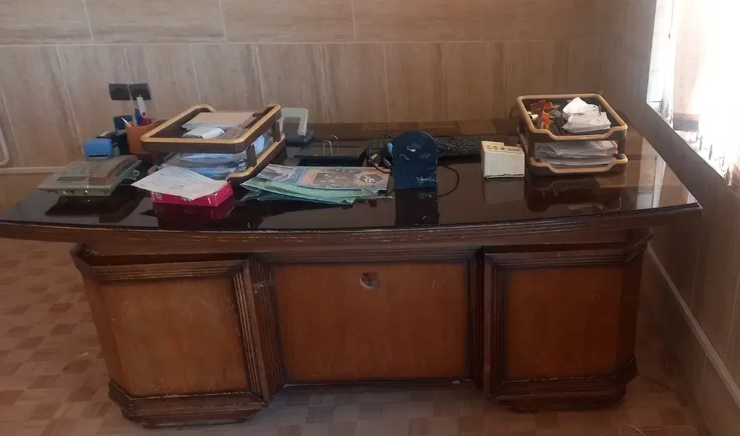 دو عدد میز اداری بزرگ با شیشه|دفتر کار|یزد, |دیوار