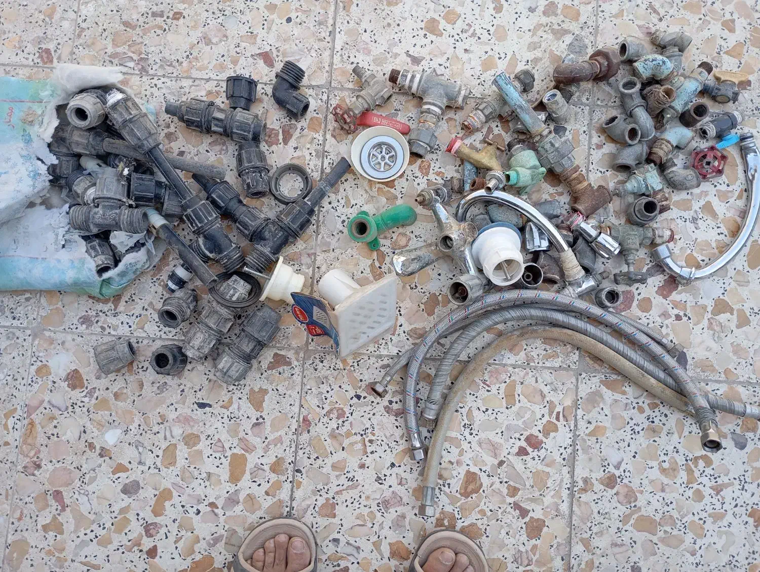 وسایل لوله کشی و زنجیر با میخ طویله و غیره...|ابزارآلات|زابل, |دیوار