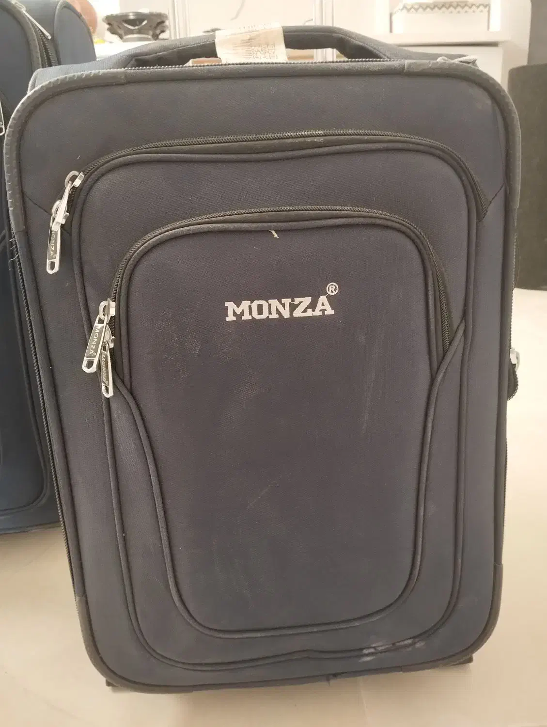 چمدان مسافرتی برزنتی|کیف، کفش، کمربند|صدرا-فارس, فاز ۲|دیوار