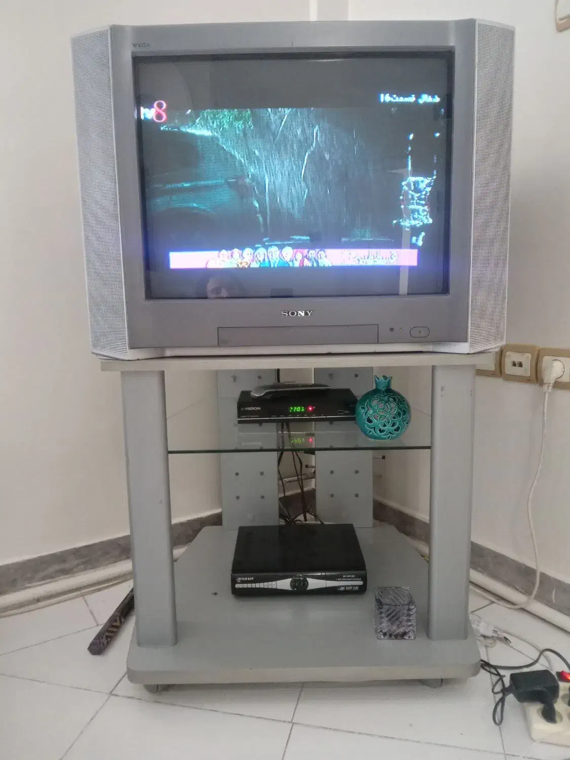 فروش تلویزیون سونی ۲۱ اینچ همراه با زیرتلویزیونی|تلویزیون و پروژکتور|تهران, صد دستگاه|دیوار