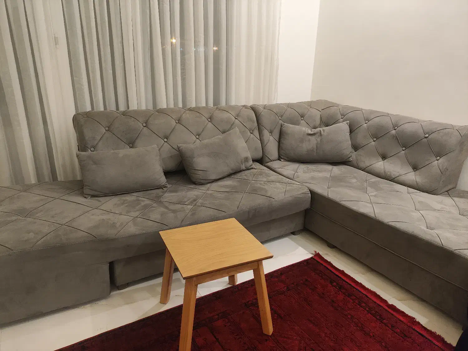 مبل ال تختخوابشو طوسی بزرگ و راحت|مبلمان خانگی و میز عسلی|کیش, |دیوار